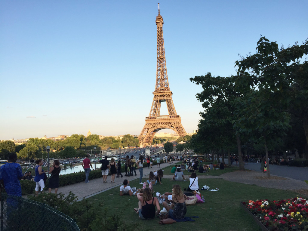Parkpicknick mit Blick auf den Eiffelturm in Paris